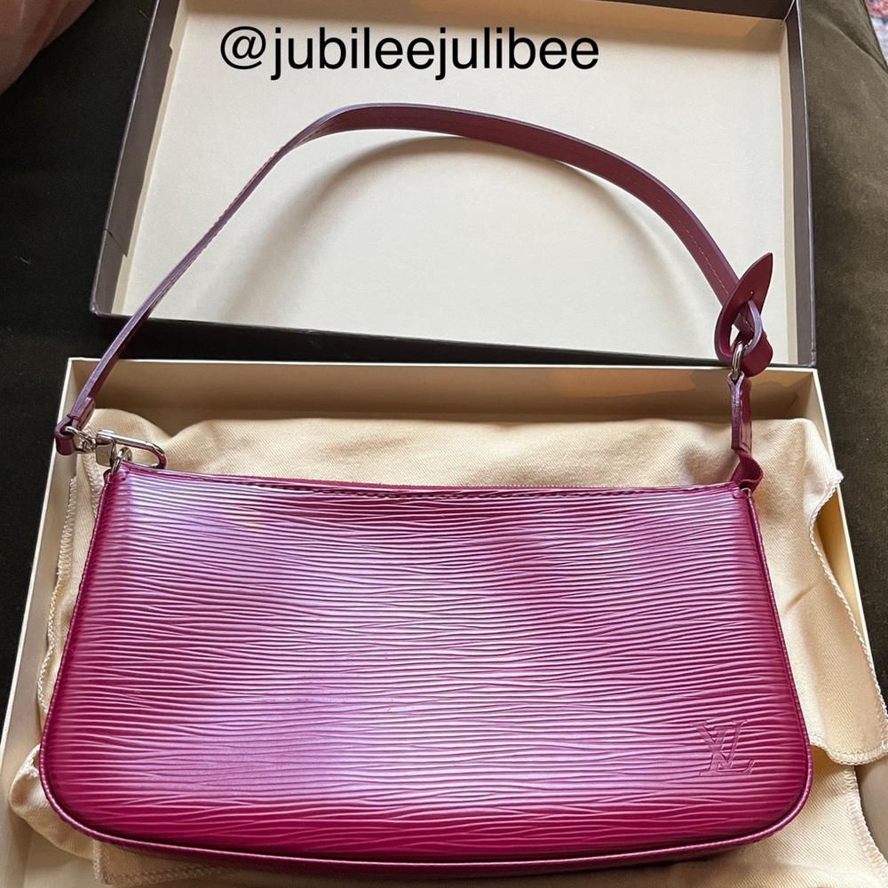 Louis Vuitton Pochette in Fuschia